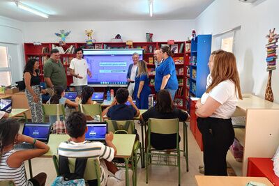 Miguel Ángel Arauz, delegado de Educación, recorrió el CEIP Fernando Villalón acompañado por el alcalde y la delegada de Educación de Morón