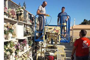 Los trabajadores del cementerio de Morón cuenta desde hoy con una elevadora para mejorar sus trabajos en altura