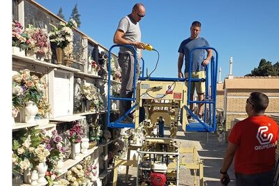 Los trabajadores del cementerio de Morón cuenta desde hoy con una elevadora para mejorar sus trabajos en altura